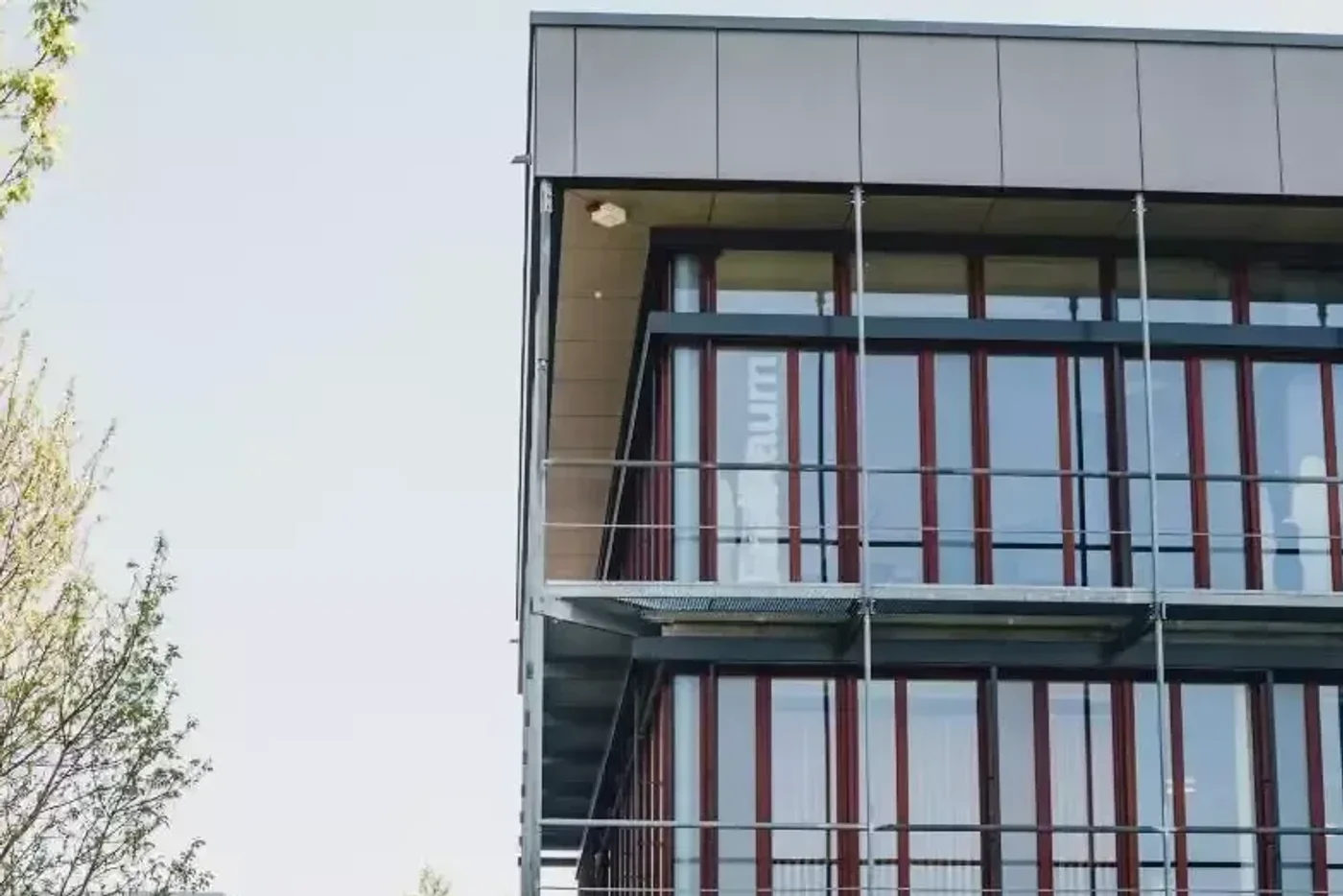Haus ein modernes mitten in der stadt.