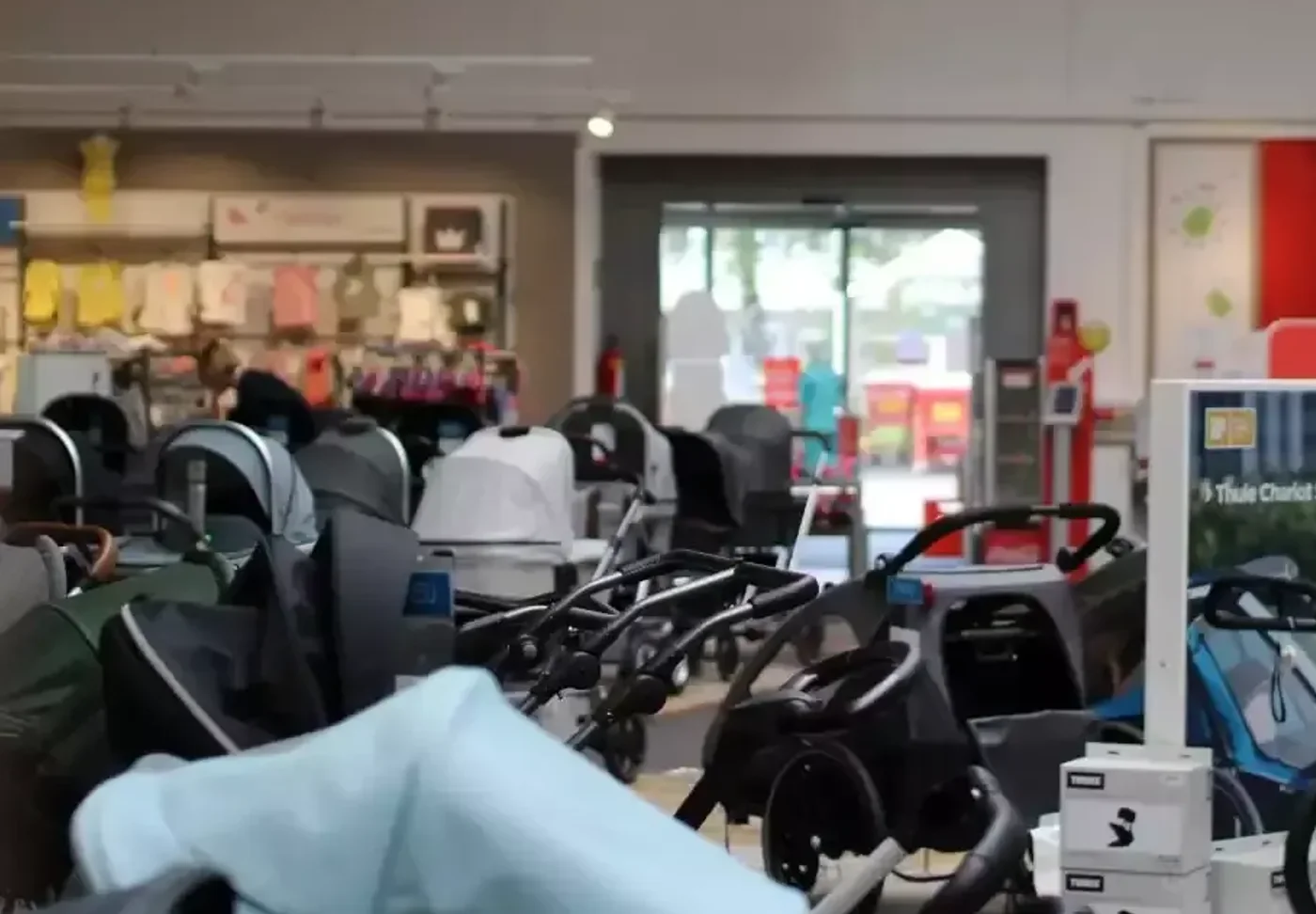 Geschäft ein mit vielen verschiedenen arten von babywagen gefüllt.